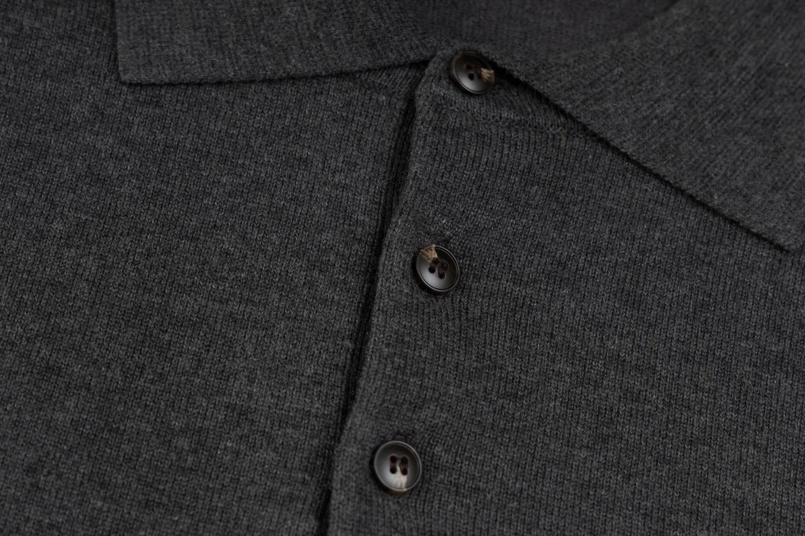 P206 Style number: R07 Ralph Lauren knitted pony embroidered lapel polo shirt three-button pullover open chest long-sleeved sweater. Official website synchronized. Same style for men and women. Classic cotton yarn. 100% white cotton. High-quality goods. Classic style has always been very popular! The workmanship details are very good! The simple lapel polo pullover sweater is always the standard, with classic brand embroidery on the chest! All major stars have the same style! Best for couples. High quality goods! Xinjiang cotton micro-elastic and smooth fabric is of great quality. Pure cotton is soft and skin-friendly. Color #White Blue Gray Dark Gray Khaki Military Green Navy White Label Navy Blue Red Label Black Red Label Black White Label Pink Size#S M L